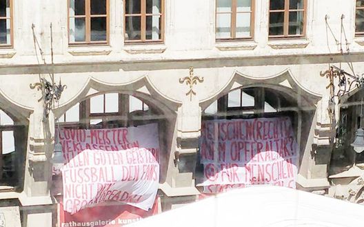 Festa Bayern e striscioni di contestazione dei tifosi Festa Bayern e striscioni di contestazione dei tifosi