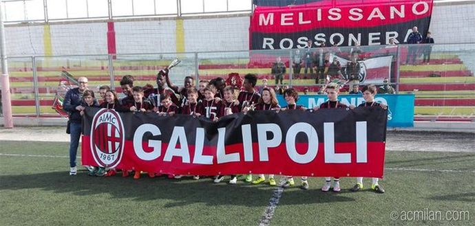 L'esultanza degli Esordienti 2004 del Milan dopo la vittoria del Torneo di Gallipoli (Fonte: AC Milan Youth - Twitter) L'esultanza degli Esordienti 2004 del Milan dopo la vittoria del Torneo di Gallipoli (Fonte: AC Milan Youth - Twitter)
