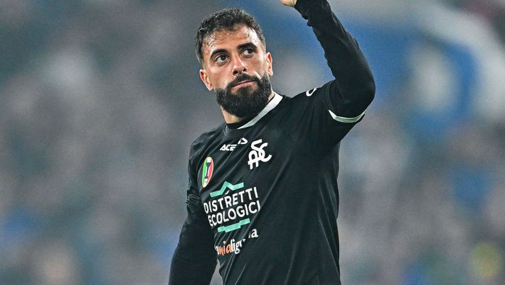 GENOA, ITALY - APRIL 22: Daniele Verde of Spezia celebrates after scoring a goal during the Serie A match between UC Sampdoria and Spezia Calcio at Stadio Luigi Ferraris on April 22, 2023 in Genoa, Italy. (Photo by Simone Arveda/Getty Images) Spezia, dalla gestione di Nzola a Verde e Bastoni: le ultimissime sulla formazione - immagine 1