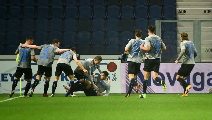 BERGAMO, ITALY - DECEMBER 20: Luis Muriel of Atalanta B.C. celebrates with team mates after scoring their sides third goal during the Serie A match between Atalanta BC and AS Roma at Gewiss Stadium on December 20, 2020 in Bergamo, Italy. Sporting stadiums around Italy remain under strict restrictions due to the Coronavirus Pandemic as Government social distancing laws prohibit fans inside venues resulting in games being played behind closed doors. (Photo by Pier Marco Tacca/Getty Images) BERGAMO, ITALY - DECEMBER 20: Luis Muriel of Atalanta B.C. celebrates with team mates after scoring their sides third goal during the Serie A match between Atalanta BC and AS Roma at Gewiss Stadium on December 20, 2020 in Bergamo, Italy. Sporting stadiums around Italy remain under strict restrictions due to the Coronavirus Pandemic as Government social distancing laws prohibit fans inside venues resulting in games being played behind closed doors. (Photo by Pier Marco Tacca/Getty Images)