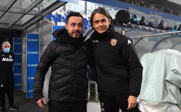  REGGIO NELL'EMILIA, ITALY - DECEMBER 11: Roberto De Zerbi head coach of US Sassuolo embraces Filippo Inzaghi head coach of Benevento Cacio during the Serie A match between US Sassuolo and Benevento Calcio at Mapei Stadium - Città del Tricolore on December 11, 2020 in Reggio nell'Emilia, Italy. (Photo by Alessandro Sabattini/Getty Images)