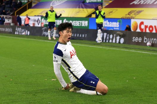 BURNLEY, ENGLAND - OCTOBER 26: Son Heung-Min of Tottenham Hotspur celebrates after scoring his team's first goal during the Premier League match between Burnley and Tottenham Hotspur at Turf Moor on October 26, 2020 in Burnley, England. Sporting stadiums around the UK remain under strict restrictions due to the Coronavirus Pandemic as Government social distancing laws prohibit fans inside venues resulting in games being played behind closed doors. (Photo by Lindsey Parnaby - Pool/Getty Images) BURNLEY, ENGLAND - OCTOBER 26: Son Heung-Min of Tottenham Hotspur celebrates after scoring his team's first goal during the Premier League match between Burnley and Tottenham Hotspur at Turf Moor on October 26, 2020 in Burnley, England. Sporting stadiums around the UK remain under strict restrictions due to the Coronavirus Pandemic as Government social distancing laws prohibit fans inside venues resulting in games being played behind closed doors. (Photo by Lindsey Parnaby - Pool/Getty Images)