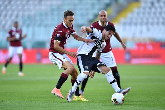  TURIN, ITALY - JUNE 20: Simone Edera (L) of Torino FC competes with Matteo Scozzarella of Parma Calcio during the Serie A match between Torino FC and Parma Calcio at Stadio Olimpico di Torino on February 23, 2020 in Turin, Italy. (Photo by Valerio Pennicino/Getty Images) 