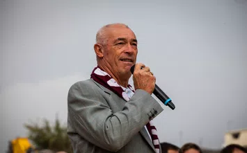 Paolo Pulici al Filadelfia con la sciarpa del Torino Calcio
