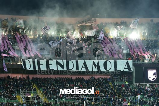 PALERMO, ITALY - DECEMBER 22: Fans of Palermo show their support displayng a nbanner reading "defend it" (Serie A permanence)  during the Serie A match between US Citta di Palermo and Pescara Calcio at Stadio Renzo Barbera on December 22, 2016 in Palermo, Italy.  (Photo by Tullio M. Puglia/Getty Images) 