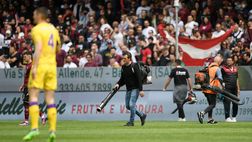 Salernitana-Fiorentina, i coriandoli “invadono” il campo e ritardano l’inizio