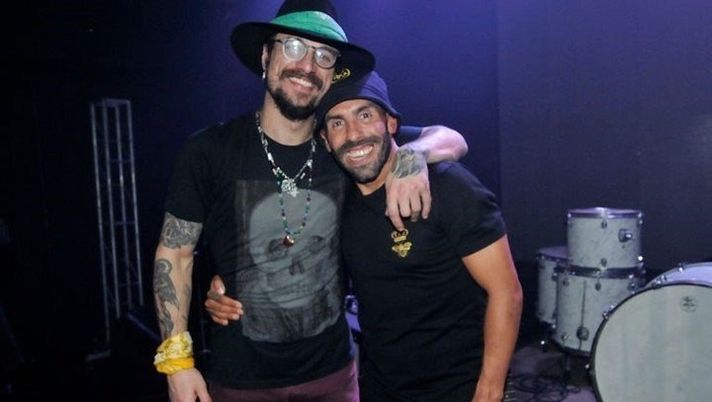 Spettacolo rock a Buenos Aires: la rimpatriata di Tevez e Osvaldo, e c’era anche Gianinna… 