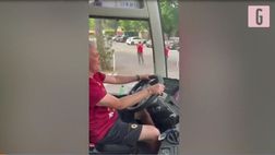 Roma, Mourinho guida il bus ma dimentica il preparatore | VIDEO