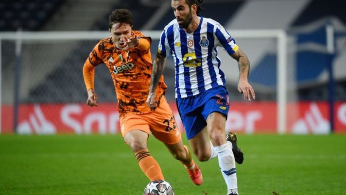 Juventus' Italian forward Federico Chiesa (L) vies with FC Porto's Portuguese midfielder Sergio Oliveira during the UEFA Champions League round of 16 first leg football match between Porto and Juventus at the Dragao stadium in Porto on February 17, 2021. (Photo by MIGUEL RIOPA / AFP) (Photo by MIGUEL RIOPA/AFP via Getty Images) Sky: “Sergio Oliveira, colpo ora in chiusura! Le cifre per averlo e la promessa…” - immagine 1