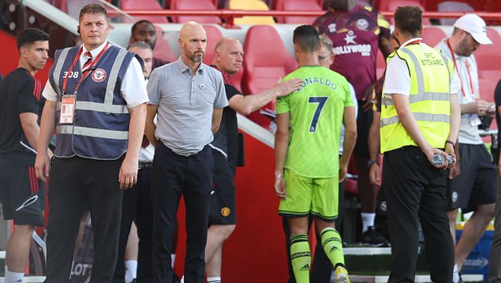 BRENTFORD, ENGLAND - AUGUST 13: Erik ten Hag manager of Manchester United looks on as Cristiano Ronaldo walks past him following the Premier League match between Brentford FC and Manchester United at Brentford Community Stadium on August 13, 2022 in Brentford, England. (Photo by Catherine Ivill/Getty Images) Manchester United, Ten Hag: “Ho preferito io non inserire Ronaldo nel derby” - immagine 1
