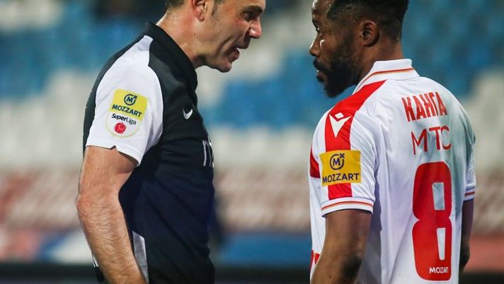 Belgrado, derby infuocato: Stella Rossa dominante e lancio di seggiolini in campo - immagine 1