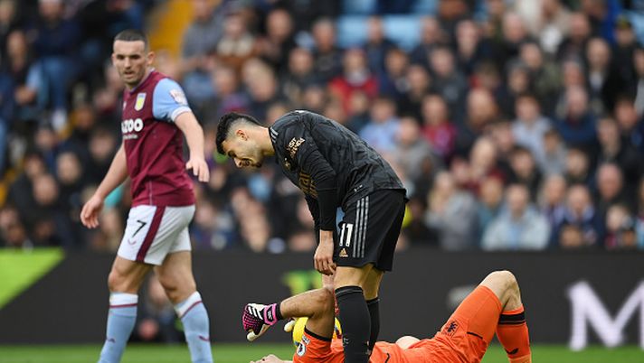 BIRMINGHAM, ENGLAND - FEBRUARY 18: Gabriel Martinelli of Arsenal helps up Emiliano Martinez of Aston Villa during the Premier League match between Aston Villa and Arsenal FC at Villa Park on February 18, 2023 in Birmingham, England. (Photo by Shaun Botterill/Getty Images) Aston Villa, “Non è intelligente!”: Unai Emery attacca Emi Martinez dopo la sconfitta contro l’Arsenal - immagine 1