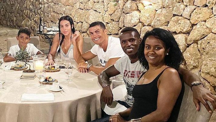 Muore la moglie del migliore amico di Cristiano, il messaggio sui social: “Ci sono momenti…”  Muore la moglie del migliore amico di Cristiano, il messaggio sui social: “Ci sono momenti…” - immagine 1