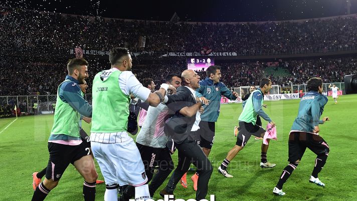 PALERMO, ITALY - MAY 15: Head coach Davide Ballardini and othe member of Palermo celebrate after winning the Serie A match between US Citta di Palermo and Hellas Verona FC at Stadio Renzo Barbera on May 15, 2016 in Palermo, Italy. (Photo by Tullio M. Puglia/Getty Images) Palermo