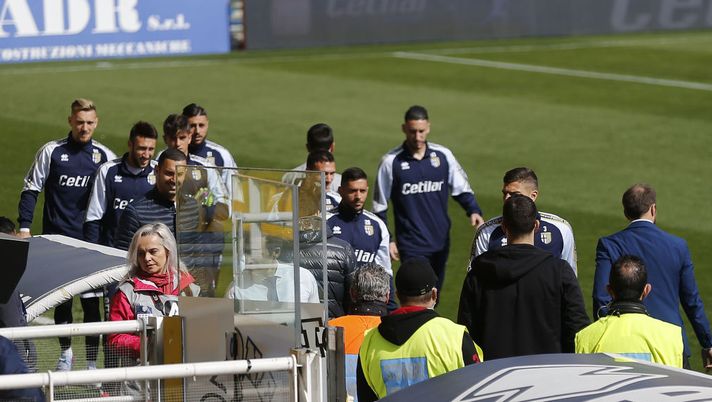 PARMA, ITALY - MARCH 08: Parma Calcio players return to the locker room, the game has been postponed for 30 minutes during the Serie A match between Parma Calcio and SPAL at Stadio Ennio Tardini on March 8, 2020 in Parma, Italy. (Photo by Gabriele Maltinti/Getty Images) PARMA, ITALY - MARCH 08: Parma Calcio players return to the locker room, the game has been postponed for 30 minutes during the Serie A match between Parma Calcio and SPAL at Stadio Ennio Tardini on March 8, 2020 in Parma, Italy. (Photo by Gabriele Maltinti/Getty Images)