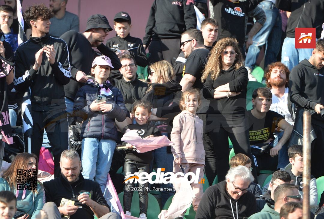 FOTOTIFO Palermo-Como 3-0, gli scatti ai tifosi al “Renzo Barbera” (GALLERY) - immagine 99