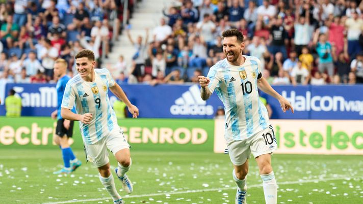 PAMPLONA, SPAIN - JUNE 05: Lionel Messi of Argentina celebrates after scoring his team's third goal during the international friendly match between Argentina and Estonia at Estadio El Sadar on June 05, 2022 in Pamplona, Spain. (Photo by Juan Manuel Serrano Arce/Getty Images) Messi, è cambiato tutto: perché nel PSG non sei come nell’Argentina? - immagine 1