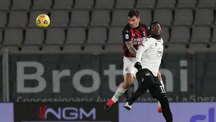 LA SPEZIA, ITALY - FEBRUARY 13: Emmanuel Gyasi of Spezia Calcio battles for the ball with Alessio Romagnoli of AC Milan during the Serie A match between Spezia Calcio  and AC Milan at Stadio Alberto Picco on February 13, 2021 in La Spezia, Italy.  (Photo by Gabriele Maltinti/Getty Images) 