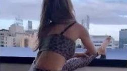 VIDEO Elisabetta Canalis, stretching hot su Instagram: l’ex velina di Striscia la Notizia irresistibile e sexy come non mai…
