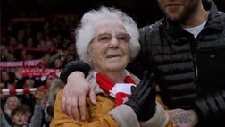Nottingham, il Forest regala una grande emozione alla supertifosa di 92 anni