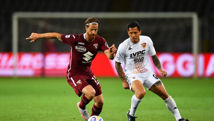TURIN, ITALY - MAY 23: Cristian Ansaldi of Torino F.C. is put under pressure by Gianluca Lapadula of Benevento Calcio during the Serie A match between Torino FC v Benevento Calcio at Olimpico Stadium on May 23, 2021 in Turin, Italy. Sporting stadiums around Italy remain under strict restrictions due to the Coronavirus Pandemic as Government social distancing laws prohibit fans inside venues resulting in games being played behind closed doors. (Photo by Valerio Pennicino/Getty Images) TURIN, ITALY - MAY 23: Cristian Ansaldi of Torino F.C. is put under pressure by Gianluca Lapadula of Benevento Calcio during the Serie A match between Torino FC v Benevento Calcio at Olimpico Stadium on May 23, 2021 in Turin, Italy. Sporting stadiums around Italy remain under strict restrictions due to the Coronavirus Pandemic as Government social distancing laws prohibit fans inside venues resulting in games being played behind closed doors. (Photo by Valerio Pennicino/Getty Images)
