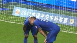 VIDEO / Cina, Shanghai a valanga: siluro di Guarin centra in pieno Martins, gol da ridere