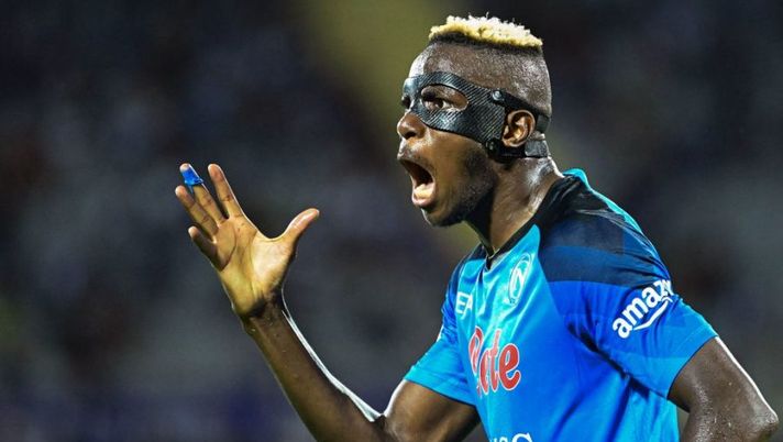 Napoli's Nigerian forward Victor Osimhen reacts during the Italian Serie A football match between Fiorentina and Napoli on August 28, 2022 at the Artemio-Franchi stadium in Florence, Tuscany. (Photo by Alberto PIZZOLI / AFP) (Photo by ALBERTO PIZZOLI/AFP via Getty Images) Infortunio Osimhen, è ancora troppo presto per il rientro: spunta la possibile data - immagine 1