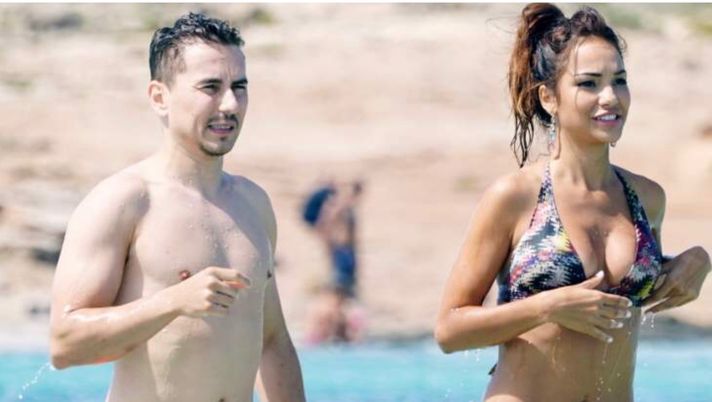 Jorge Lorenzo e la nuova fidanzata misteriosa: sole e carezze in spiaggia a Formentera Jorge Lorenzo e la nuova fidanzata misteriosa: sole e carezze in spiaggia a Formentera