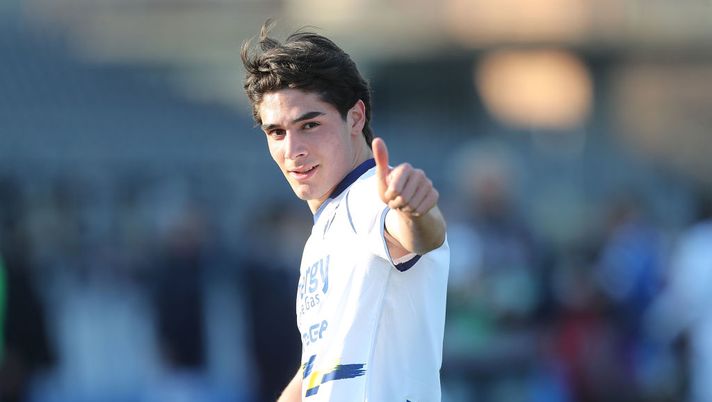EMPOLI, ITALY - MARCH 20: Matteo Cancellieri of Hellas Verona celebrates after scoring a goal during the Serie A match between Empoli FC and Hellas Verona FC at Stadio Carlo Castellani on March 20, 2022 in Empoli, Italy. (Photo by Gabriele Maltinti/Getty Images) Occhio a Cancellieri per il fanta: è arrivata una proposta dalla Serie A - immagine 1