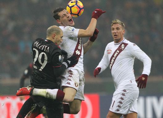  MILAN, ITALY - JANUARY 12: Andrea Belotti (C) of Torino FC competes for the ball with Gabriel Paletta (L) of AC Milan during the TIM Cup match between AC Milan and AC Torino at Giuseppe Meazza Stadium on January 12, 2017 in Milan, Italy. (Photo by Marco Luzzani/Getty Images) 