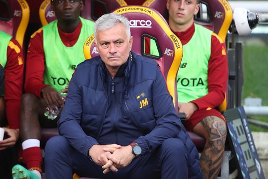 ROME, ITALY - MAY 22: Jose Mourinho, Head Coach of AS Roma, looks on prior to the Serie A match between AS Roma and Salernitana at Stadio Olimpico on May 22, 2023 in Rome, Italy. (Photo by Paolo Bruno/Getty Images) Svilar: “Abbiamo preparato la partita attentamente. Qui per fare risultato”- immagine 2