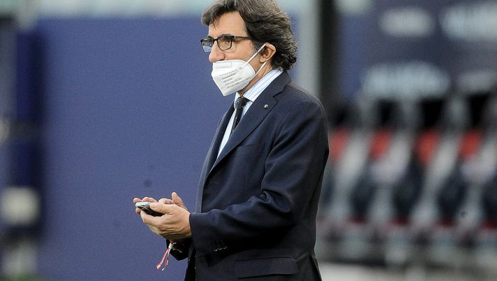 BOLOGNA, ITALY - APRIL 21: Urbano Cairo President of Torino FC looks on prior the beginning of the Serie A match between Bologna FC  and Torino FC at Stadio Renato Dall'Ara on April 21, 2021 in Bologna, Italy. (Photo by Mario Carlini / Iguana Press/Getty Images) 