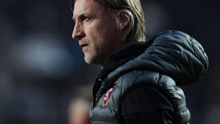 BERGAMO, ITALY - MAY 02: Davide Nicola, Manager of US Salernitana, looks on prior to kick off of the Serie A match between Atalanta BC and US Salernitana at Gewiss Stadium on May 02, 2022 in Bergamo, Italy. (Photo by Emilio Andreoli/Getty Images) Nicola: “Mazzocchi sta bene e ora altri due rientri. Per Lovato e Bohinen i tempi…” - immagine 1