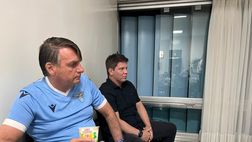Il presidente del Brasile Bolsonaro con la maglia della Lazio: lo scatto è virale