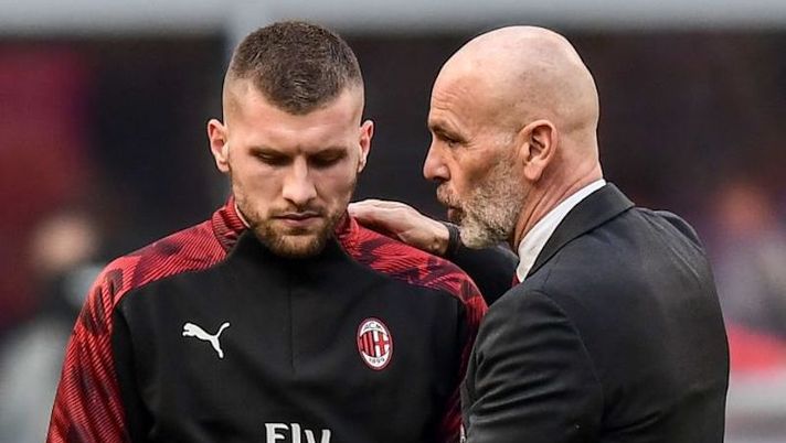 AC Milan's Italian head coach Stefano Pioli (R) talks to AC Milan's Croatian forward Ante Rebic prior to the Italian Serie A football match AC Milan vs Verona on February 2, 2020 at the San Siro stadium in Milan. (Photo by Miguel MEDINA / AFP) (Photo by MIGUEL MEDINA/AFP via Getty Images) Milan, la probabile formazione anti-Udinese: da Krunic a Diaz, Rebic in pole - immagine 1