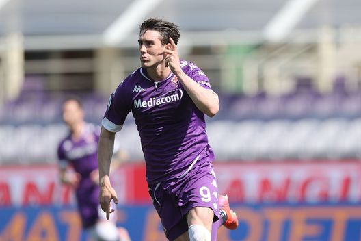 FLORENCE, ITALY - APRIL 25: Dusan Vlahovic of ACF Fiorentina celebrates after scoring a goal during the Serie A match between ACF Fiorentina and Juventus at Stadio Artemio Franchi on April 25, 2021 in Florence, Italy. Sporting stadiums around Italy remain under strict restrictions due to the Coronavirus Pandemic as Government social distancing laws prohibit fans inside venues resulting in games being played behind closed doors. (Photo by Gabriele Maltinti/Getty Images) FLORENCE, ITALY - APRIL 25: Dusan Vlahovic of ACF Fiorentina celebrates after scoring a goal during the Serie A match between ACF Fiorentina and Juventus at Stadio Artemio Franchi on April 25, 2021 in Florence, Italy. Sporting stadiums around Italy remain under strict restrictions due to the Coronavirus Pandemic as Government social distancing laws prohibit fans inside venues resulting in games being played behind closed doors. (Photo by Gabriele Maltinti/Getty Images)