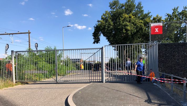 FOTO VN – I tifosi viola sotto sorveglianza fuori dallo stadio del Twente - immagine 1