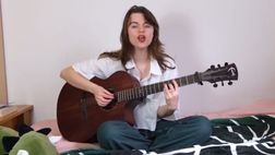 Ellie canta in campo il coro della curva del Celtic: che pre-derby a Glasgow!