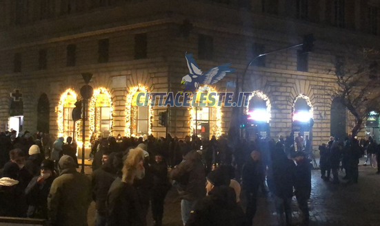 Tifosi della Lazio a Piazza della Libertà Tifosi della Lazio a Piazza della Libertà