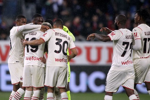 L'esultanza dei giocatori rossoneri per il gol di Ismaël Bennacer in Cagliari-Milan 0-1 (Serie A 2021-2022) | AC Milan News (Getty Images) Cagliari-Milan 0-1 Serie A 2021-2022