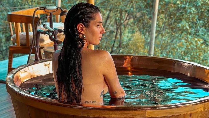 Qualche giorno in Kenya per Valentina Vignali: lo scatto senza veli è da urlo - immagine 1