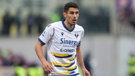 FLORENCE, ITALY - MARCH 06: Davide Faroni of Hellas Verona looks on during the Serie A match between ACF Fiorentina and Hellas Verona FC at Stadio Artemio Franchi on March 6, 2022 in Florence, . (Photo by Gabriele Maltinti/Getty Images) FLORENCE, ITALY - MARCH 06: Davide Faroni of Hellas Verona looks on during the Serie A match between ACF Fiorentina and Hellas Verona FC at Stadio Artemio Franchi on March 6, 2022 in Florence, . (Photo by Gabriele Maltinti/Getty Images)