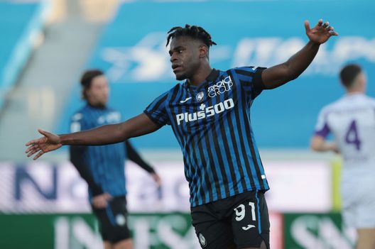 BERGAMO, ITALY - DECEMBER 13: Duvan Zapata of Atalanta B.C. reacts during the Serie A match between Atalanta BC and ACF Fiorentina at Gewiss Stadium on December 13, 2020 in Bergamo, Italy. Sporting stadiums around Italy remain under strict restrictions due to the Coronavirus Pandemic as Government social distancing laws prohibit fans inside venues resulting in games being played behind closed doors. (Photo by Emilio Andreoli/Getty Images) BERGAMO, ITALY - DECEMBER 13: Duvan Zapata of Atalanta B.C. reacts during the Serie A match between Atalanta BC and ACF Fiorentina at Gewiss Stadium on December 13, 2020 in Bergamo, Italy. Sporting stadiums around Italy remain under strict restrictions due to the Coronavirus Pandemic as Government social distancing laws prohibit fans inside venues resulting in games being played behind closed doors. (Photo by Emilio Andreoli/Getty Images)