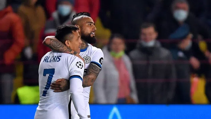 Vidal: “Sanchez, vattene dall’Inter. Inzaghi non lo vuole, come fa a giocare Mkhitaryan? Che rabbia” - immagine 1