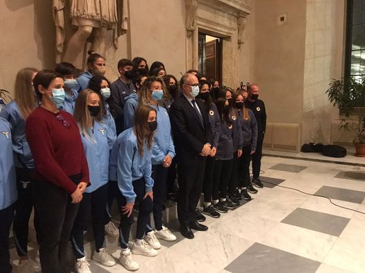 Il sindaco Roberto Gualtieri con la Lazio Women e la Roma femminile Lazio Women, Labate: “Basta accontentarci: combattiamo la violenza sulle donne”- immagine 2
