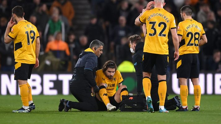 WOLVERHAMPTON, ENGLAND - MARCH 18: Ruben Neves of Wolverhampton Wanderers receives medical treatment during the Premier League match between Wolverhampton Wanderers and Leeds United at Molineux on March 18, 2022 in Wolverhampton, England. (Photo by Laurence Griffiths/Getty Images) Portogallo, altra tegola in vista dei playoff: si fa male Ruben Neves - immagine 1