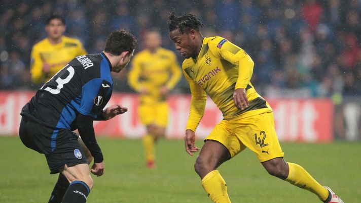 REGGIO NELL'EMILIA, ITALY - FEBRUARY 22:  Michy Batshuayi (R) of Borussia Dortmund is challenged by Mattia Caldara of Atalanta BC during UEFA Europa League Round of 32 match between Atalanta and Borussia Dortmund at the Mapei Stadium - Citta' del Tricolore on February 22, 2018 in Reggio nell'Emilia, Italy.  (Photo by Emilio Andreoli/Getty Images) 