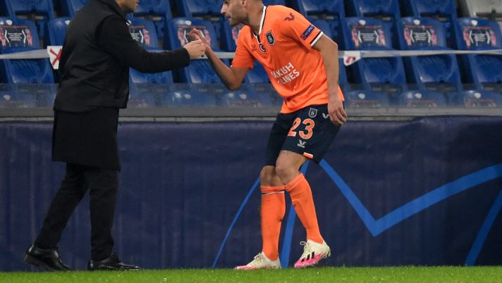 ISTANBUL, TURKEY - DECEMBER 02: Deniz Turuc of Istanbul Basaksehir FK interacts with Okan Buruk, head coach of Istanbul Basaksehir FK during the UEFA Champions League Group H stage match between Istanbul Basaksehir and RB Leipzig at Basaksehir Fatih Terim Stadyumu on December 02, 2020 in Istanbul, Turkey. Sporting stadiums around Turkey remain under strict restrictions due to the Coronavirus Pandemic as Government social distancing laws prohibit fans inside venues resulting in games being played behind closed doors. (Photo by Burak Kara/Getty Images) Turuc mastica amaro: “Volevamo vincere, ma siamo ancora primi” - immagine 1