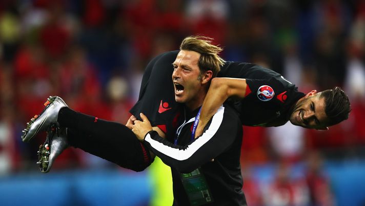 LYON, FRANCE - JUNE 19: Assistant coach Paolo Tramezzani of Albania holding Elseid Hysaj celebrates their 1-0 win after the UEFA EURO 2016 Group A match between Romania and Albania at Stade des Lumieres on June 19, 2016 in Lyon, France. (Photo by Clive Brunskill/Getty Images) Paolo Tramezzani: “La forza del Milan è nel gioco, l’Inter è in netta ripresa” - immagine 1