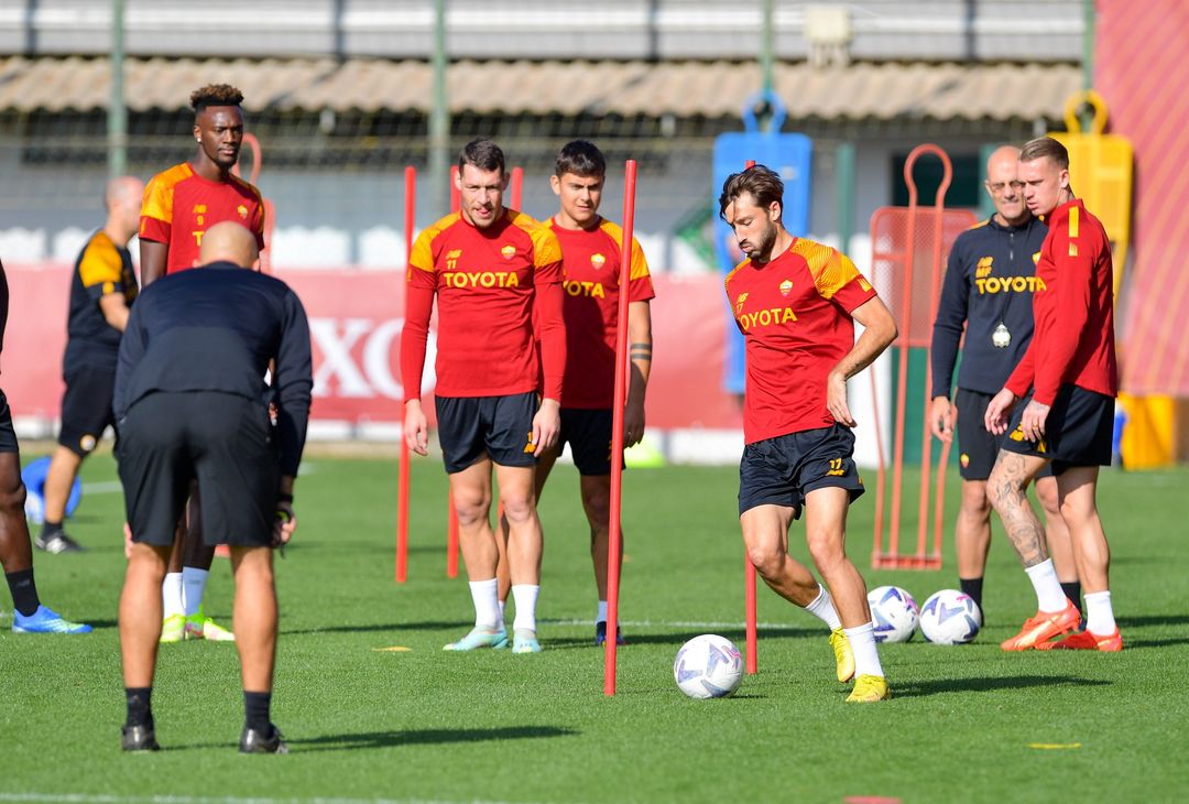 Trigoria, Dybala in gruppo prima della sfida con il Torino – FOTO GALLERY - immagine 32